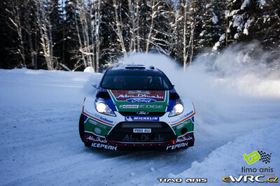 Mikko Hirvonen - Jarmo Lehtinen
59º Rally Sweden 2011. Ford Fiesta RS WRC (PX60 AVJ). Clasificado 1º.
Ford Abu Dhabi WRT

Del 10 al 13 de Febrero, Karlstad.
Superficie: nieve - hielo.

El Rally constaba de 3 etapas con un total de 2059.89 km de los que 351.24 km divididos en 22 tramos eran cronometrados.

Tomaron la salida 45 equipos, finalizaron 34.

© Timo Anis

Palabras clave: Ford;Fiesta;WRC;Suecia;2011