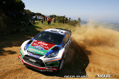 Mikko Hirvonen - Jarmo Lehtinen
8º Rally d'Italia Sardegna 2011. Ford Fiesta RS WRC (PX60 AVJ). Clasificado 2º.
Ford Abu Dhabi WRT

Del 5 al 8 de Mayo, Olbia, Cerdeña, Italia.
Superficie: tierra.

El Rally constaba de 3 etapas con un total de 1183.52 km de los que 339.70 km divididos en 18 tramos eran cronometrados.

Tomaron la salida 63 equipos, finalizaron 32.

© Petr Eliáš

Palabras clave: Ford;Fiesta;WRC;Italia;Cerdeña;2011