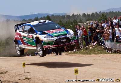 Mikko Hirvonen - Jarmo Lehtinen
8º Rally d'Italia Sardegna 2011. Ford Fiesta RS WRC (PX60 AVJ). Clasificado 2º.
Ford Abu Dhabi WRT

Del 5 al 8 de Mayo, Olbia, Cerdeña, Italia.
Superficie: tierra.

El Rally constaba de 3 etapas con un total de 1183.52 km de los que 339.70 km divididos en 18 tramos eran cronometrados.

Tomaron la salida 63 equipos, finalizaron 32.

© Robert Tuchowski

Palabras clave: Ford;Fiesta;WRC;Italia;Cerdeña;2011