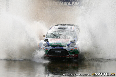 Mikko Hirvonen - Jarmo Lehtinen
8º Rally d'Italia Sardegna 2011. Ford Fiesta RS WRC (PX60 AVJ). Clasificado 2º.
Ford Abu Dhabi WRT

Del 5 al 8 de Mayo, Olbia, Cerdeña, Italia.
Superficie: tierra.

El Rally constaba de 3 etapas con un total de 1183.52 km de los que 339.70 km divididos en 18 tramos eran cronometrados.

Tomaron la salida 63 equipos, finalizaron 32.

© Tereza Maršálková

Palabras clave: Ford;Fiesta;WRC;Italia;Cerdeña;2011