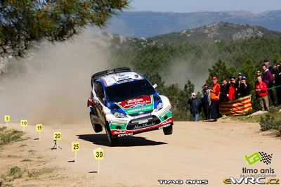 Mikko Hirvonen - Jarmo Lehtinen
8º Rally d'Italia Sardegna 2011. Ford Fiesta RS WRC (PX60 AVJ). Clasificado 2º.
Ford Abu Dhabi WRT

Del 5 al 8 de Mayo, Olbia, Cerdeña, Italia.
Superficie: tierra.

El Rally constaba de 3 etapas con un total de 1183.52 km de los que 339.70 km divididos en 18 tramos eran cronometrados.

Tomaron la salida 63 equipos, finalizaron 32.

© Timo Anis

Palabras clave: Ford;Fiesta;WRC;Italia;Cerdeña;2011
