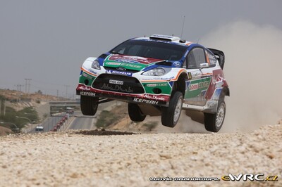 Jari-Matti Latvala - Miikka Anttila
3º Jordan Rally WRC 2011. Ford Fiesta RS WRC (PX60 AVM). Clasificado 2º.
Ford Abu Dhabi WRT

Del 14 al 16 de Abril, Jordania.
Superficie: tierra.

El Rally constaba de 3 etapas con un total de 935.41 km de los que 333.04 km divididos en 20 tramos eran cronometrados.
La primera etapa (6 tramos en total) fue cancelada debido a un retraso en el transporte del equipamiento de los equipos.

Tomaron la salida 36 equipos, finalizaron 23.

© Luvík Drahokoupil

Palabras clave: Ford;Fiesta;WRC;Jordania;2011