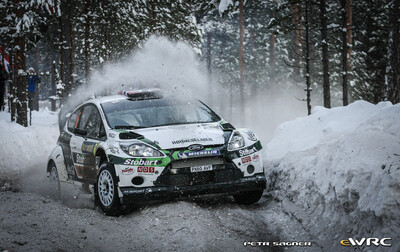 Mads Østberg - Jonas Andersson
59º Rally Sweden 2011. Ford Fiesta RS WRC (PX60 AVF). Clasificado 2º.
Stobart M-Sport Ford RT

Del 10 al 13 de Febrero, Karlstad.
Superficie: nieve - hielo.

El Rally constaba de 3 etapas con un total de 2059.89 km de los que 351.24 km divididos en 22 tramos eran cronometrados.

Tomaron la salida 45 equipos, finalizaron 34.

© Petr Sagner

Palabras clave: Ford;Fiesta;WRC;Suecia;2011