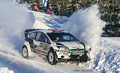 Mads Østberg - Jonas Andersson
59º Rally Sweden 2011. Ford Fiesta RS WRC (PX60 AVF). Clasificado 2º.
Stobart M-Sport Ford RT

Del 10 al 13 de Febrero, Karlstad.
Superficie: nieve - hielo.

El Rally constaba de 3 etapas con un total de 2059.89 km de los que 351.24 km divididos en 22 tramos eran cronometrados.

Tomaron la salida 45 equipos, finalizaron 34.

© Petr Sagner

Palabras clave: Ford;Fiesta;WRC;Suecia;2011