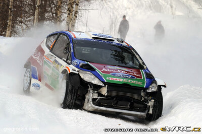 Jari-Matti Latvala - Miikka Anttila
59º Rally Sweden 2011. Ford Fiesta RS WRC (PX60 AVK). Clasificado 3º.
Ford Abu Dhabi WRT

Del 10 al 13 de Febrero, Karlstad.
Superficie: nieve - hielo.

El Rally constaba de 3 etapas con un total de 2059.89 km de los que 351.24 km divididos en 22 tramos eran cronometrados.

Tomaron la salida 45 equipos, finalizaron 34.

© Greg Roslon

Palabras clave: Ford;Fiesta;WRC;Suecia;2011