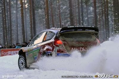 Jari-Matti Latvala - Miikka Anttila
59º Rally Sweden 2011. Ford Fiesta RS WRC (PX60 AVK). Clasificado 3º.
Ford Abu Dhabi WRT

Del 10 al 13 de Febrero, Karlstad.
Superficie: nieve - hielo.

El Rally constaba de 3 etapas con un total de 2059.89 km de los que 351.24 km divididos en 22 tramos eran cronometrados.

Tomaron la salida 45 equipos, finalizaron 34.

© Greg Roslon

Palabras clave: Ford;Fiesta;WRC;Suecia;2011