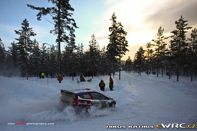 Jari-Matti Latvala - Miikka Anttila
59º Rally Sweden 2011. Ford Fiesta RS WRC (PX60 AVK). Clasificado 3º.
Ford Abu Dhabi WRT

Del 10 al 13 de Febrero, Karlstad.
Superficie: nieve - hielo.

El Rally constaba de 3 etapas con un total de 2059.89 km de los que 351.24 km divididos en 22 tramos eran cronometrados.

Tomaron la salida 45 equipos, finalizaron 34.

© Nikos Katikis

Palabras clave: Ford;Fiesta;WRC;Suecia;2011