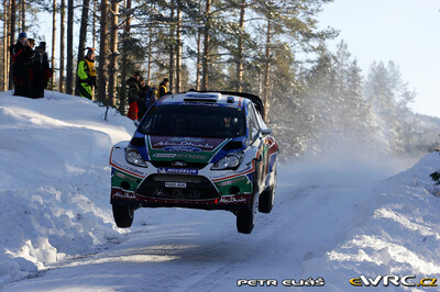 Jari-Matti Latvala - Miikka Anttila
59º Rally Sweden 2011. Ford Fiesta RS WRC (PX60 AVK). Clasificado 3º.
Ford Abu Dhabi WRT

Del 10 al 13 de Febrero, Karlstad.
Superficie: nieve - hielo.

El Rally constaba de 3 etapas con un total de 2059.89 km de los que 351.24 km divididos en 22 tramos eran cronometrados.

Tomaron la salida 45 equipos, finalizaron 34.

© Petr Eliáš

Palabras clave: Ford;Fiesta;WRC;Suecia;2011