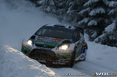 Jari-Matti Latvala - Miikka Anttila
59º Rally Sweden 2011. Ford Fiesta RS WRC (PX60 AVK). Clasificado 3º.
Ford Abu Dhabi WRT

Del 10 al 13 de Febrero, Karlstad.
Superficie: nieve - hielo.

El Rally constaba de 3 etapas con un total de 2059.89 km de los que 351.24 km divididos en 22 tramos eran cronometrados.

Tomaron la salida 45 equipos, finalizaron 34.

© Petr Eliáš

Palabras clave: Ford;Fiesta;WRC;Suecia;2011