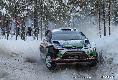 Jari-Matti Latvala - Miikka Anttila
59º Rally Sweden 2011. Ford Fiesta RS WRC (PX60 AVK). Clasificado 3º.
Ford Abu Dhabi WRT

Del 10 al 13 de Febrero, Karlstad.
Superficie: nieve - hielo.

El Rally constaba de 3 etapas con un total de 2059.89 km de los que 351.24 km divididos en 22 tramos eran cronometrados.

Tomaron la salida 45 equipos, finalizaron 34.

© Petr Sagner

Palabras clave: Ford;Fiesta;WRC;Suecia;2011
