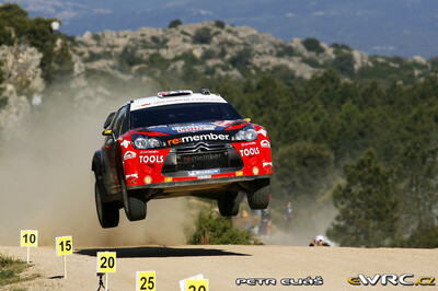 Petter Solberg - Chris Patterson
8º Rally d'Italia Sardegna 2011. Citroën DS3 WRC (BH-482-BM). Clasificado 3º.
Petter Solberg WRT

Del 5 al 8 de Mayo, Olbia, Cerdeña, Italia.
Superficie: tierra.

El Rally constaba de 3 etapas con un total de 1183.52 km de los que 339.70 km divididos en 18 tramos eran cronometrados.

Tomaron la salida 63 equipos, finalizaron 32.

© Petr Eliáš

Palabras clave: Citroen;WRC;Italia;Cerdeña;2011