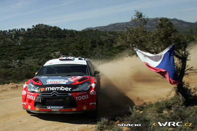 Petter Solberg - Chris Patterson
8º Rally d'Italia Sardegna 2011. Citroën DS3 WRC (BH-482-BM). Clasificado 3º.
Petter Solberg WRT

Del 5 al 8 de Mayo, Olbia, Cerdeña, Italia.
Superficie: tierra.

El Rally constaba de 3 etapas con un total de 1183.52 km de los que 339.70 km divididos en 18 tramos eran cronometrados.

Tomaron la salida 63 equipos, finalizaron 32.

© Shacki

Palabras clave: Citroen;WRC;Italia;Cerdeña;2011