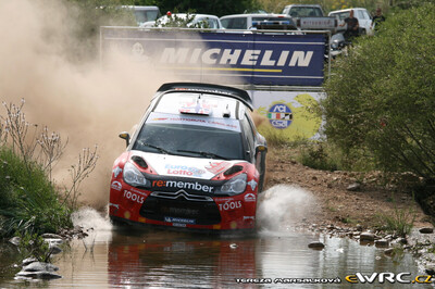 Petter Solberg - Chris Patterson
8º Rally d'Italia Sardegna 2011. Citroën DS3 WRC (BH-482-BM). Clasificado 3º.
Petter Solberg WRT

Del 5 al 8 de Mayo, Olbia, Cerdeña, Italia.
Superficie: tierra.

El Rally constaba de 3 etapas con un total de 1183.52 km de los que 339.70 km divididos en 18 tramos eran cronometrados.

Tomaron la salida 63 equipos, finalizaron 32.

© Tereza Maršálková

Palabras clave: Citroen;WRC;Italia;Cerdeña;2011