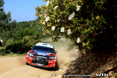 Petter Solberg - Chris Patterson
8º Rally d'Italia Sardegna 2011. Citroën DS3 WRC (BH-482-BM). Clasificado 3º.
Petter Solberg WRT

Del 5 al 8 de Mayo, Olbia, Cerdeña, Italia.
Superficie: tierra.

El Rally constaba de 3 etapas con un total de 1183.52 km de los que 339.70 km divididos en 18 tramos eran cronometrados.

Tomaron la salida 63 equipos, finalizaron 32.

© Vladimír Mandík jr.

Palabras clave: Citroen;WRC;Italia;Cerdeña;2011