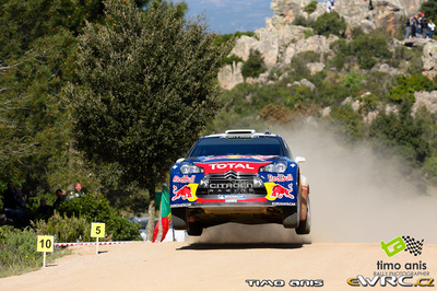 Sébastien Ogier - Julien Ingrassia
8º Rally d'Italia Sardegna 2011. Citroën DS3 WRC (BF-911-XB). Clasificado 4º.
Citroën Total WRT

Del 5 al 8 de Mayo, Olbia, Cerdeña, Italia.
Superficie: tierra.

El Rally constaba de 3 etapas con un total de 1183.52 km de los que 339.70 km divididos en 18 tramos eran cronometrados.

Tomaron la salida 63 equipos, finalizaron 32.

© Timo Anis

Palabras clave: Citroen;WRC;Cerdeña;Italia;2011