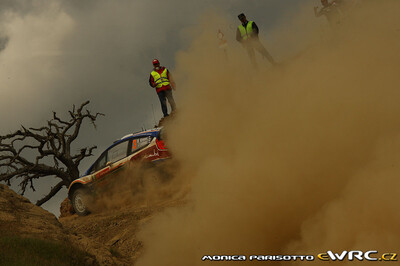 Mikko Hirvonen - Jarmo Lehtinen
45º Vodafone Rally de Portugal 2011. Ford Fiesta RS WRC (PX60 AVJ). Clasificado 4º.
Ford Abu Dhabi WRT

Del 24 al 27 de Marzo, Lisboa, Faro.
Superficie: tierra.

El Rally constaba de 3 etapas con un total de 1363.55 km de los que 385.37 km divididos en 17 tramos eran cronometrados.

Tomaron la salida 71 equipos, finalizaro 38.

© Monica Parisotto

Palabras clave: Ford;Fiesta;WRC;Portugal;2011