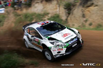 Mads Østberg - Jonas Andersson
8º Rally d'Italia Sardegna 2011. Ford Fiesta RS WRC (PX60 AVF). Clasificado 5º.
Stobart M-Sport Ford RT

Del 5 al 8 de Mayo, Olbia, Cerdeña, Italia.
Superficie: tierra.

El Rally constaba de 3 etapas con un total de 1183.52 km de los que 339.70 km divididos en 18 tramos eran cronometrados.

Tomaron la salida 63 equipos, finalizaron 32.

© Shacki

Palabras clave: Ford;Fiesta;WRC;Italia;Cerdeña;2011