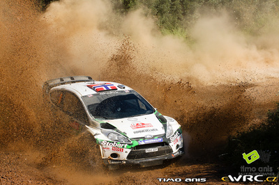 Mads Østberg - Jonas Andersson
8º Rally d'Italia Sardegna 2011. Ford Fiesta RS WRC (PX60 AVF). Clasificado 5º.
Stobart M-Sport Ford RT

Del 5 al 8 de Mayo, Olbia, Cerdeña, Italia.
Superficie: tierra.

El Rally constaba de 3 etapas con un total de 1183.52 km de los que 339.70 km divididos en 18 tramos eran cronometrados.

Tomaron la salida 63 equipos, finalizaron 32.

© Timo Anis

Palabras clave: Ford;Fiesta;WRC;Italia;Cerdeña;2011
