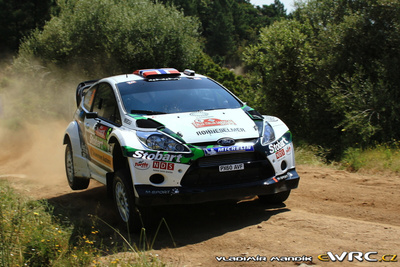 Mads Østberg - Jonas Andersson
8º Rally d'Italia Sardegna 2011. Ford Fiesta RS WRC (PX60 AVF). Clasificado 5º.
Stobart M-Sport Ford RT

Del 5 al 8 de Mayo, Olbia, Cerdeña, Italia.
Superficie: tierra.

El Rally constaba de 3 etapas con un total de 1183.52 km de los que 339.70 km divididos en 18 tramos eran cronometrados.

Tomaron la salida 63 equipos, finalizaron 32.

© Vladimír Mandík jr.

Palabras clave: Ford;Fiesta;WRC;Italia;Cerdeña;2011