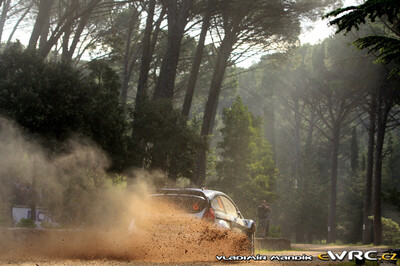 Mads Østberg - Jonas Andersson
8º Rally d'Italia Sardegna 2011. Ford Fiesta RS WRC (PX60 AVF). Clasificado 5º.
Stobart M-Sport Ford RT

Del 5 al 8 de Mayo, Olbia, Cerdeña, Italia.
Superficie: tierra.

El Rally constaba de 3 etapas con un total de 1183.52 km de los que 339.70 km divididos en 18 tramos eran cronometrados.

Tomaron la salida 63 equipos, finalizaron 32.

© Vladimír Mandík jr.

Palabras clave: Ford;Fiesta;WRC;Italia;Cerdeña;2011