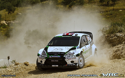 Matthew Wilson - Scott Martin
3º Jordan Rally WRC 2011. Ford Fiesta RS WRC (1 ES). Clasificado 5º.
Stobart M-Sport Ford RT

Del 14 al 16 de Abril, Jordania.
Superficie: tierra.

El Rally constaba de 3 etapas con un total de 935.41 km de los que 333.04 km divididos en 20 tramos eran cronometrados.
La primera etapa (6 tramos en total) fue cancelada debido a un retraso en el transporte del equipamiento de los equipos. 

Tomaron la salida 36 equipos, finalizaron 23.

© Patrik Pangerl

Palabras clave: Ford;Fiesta;WRC;Jordania;2011