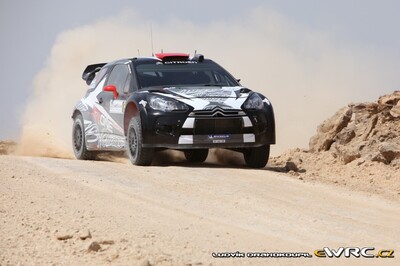 Kimi Räikkönen - Kaj Lindström
3º Jordan Rally WRC 2011. Citroën DS3 WRC (BF-660-XB). Clasificado 6º.
Ice 1 Racing

Del 14 al 16 de Abril, Jordania.
Superficie: tierra.

El Rally constaba de 3 etapas con un total de 935.41 km de los que 333.04 km divididos en 20 tramos eran cronometrados.
La primera etapa (6 tramos en total) fue cancelada debido a un retraso en el transporte del equipamiento de los equipos. 

Tomaron la salida 36 equipos, finalizaron 23.

© Ludvík Drahokoupil

Palabras clave: Citroen;WRC;Jordania;2011