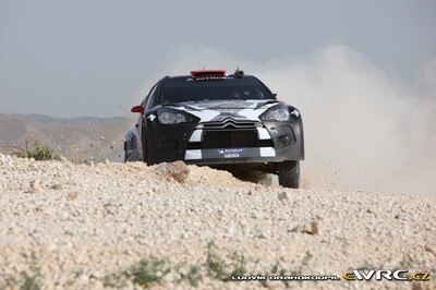 Kimi Räikkönen - Kaj Lindström
3º Jordan Rally WRC 2011. Citroën DS3 WRC (BF-660-XB). Clasificado 6º.
Ice 1 Racing

Del 14 al 16 de Abril, Jordania.
Superficie: tierra.

El Rally constaba de 3 etapas con un total de 935.41 km de los que 333.04 km divididos en 20 tramos eran cronometrados.
La primera etapa (6 tramos en total) fue cancelada debido a un retraso en el transporte del equipamiento de los equipos. 

Tomaron la salida 36 equipos, finalizaron 23.

© Ludvík Drahokoupil

Palabras clave: Citroen;WRC;Jordania;2011