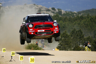 Dani Sordo - Carlos del Barrio
8º Rally d'Italia Sardegna 2011. Mini John Cooper Works WRC (1 WRC). Clasificado 6º.
Mini WRC Team

Del 5 al 8 de Mayo, Olbia, Cerdeña, Italia.
Superficie: tierra.

El Rally constaba de 3 etapas con un total de 1183.52 km de los que 339.70 km divididos en 18 tramos eran cronometrados.

Tomaron la salida 63 equipos, finalizaron 32.

© Petr Eliáš

Palabras clave: Mini;Cooper;WRC;Italia;Cerdeña;2011