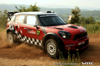 Dani Sordo - Carlos del Barrio
8º Rally d'Italia Sardegna 2011. Mini John Cooper Works WRC (1 WRC). Clasificado 6º.
Mini WRC Team

Del 5 al 8 de Mayo, Olbia, Cerdeña, Italia.
Superficie: tierra.

El Rally constaba de 3 etapas con un total de 1183.52 km de los que 339.70 km divididos en 18 tramos eran cronometrados.

Tomaron la salida 63 equipos, finalizaron 32.

© Vladimír Mandík jr.

Palabras clave: Mini;Cooper;WRC;Italia;Cerdeña;2011