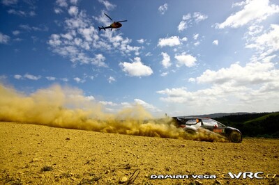 Kimi Räikkönen - Kaj Lindström
45º Vodafone Rally de Portugal 2011. Citroën DS3 WRC (BF-660-XB). Clasificado 7º.
Ice 1 Racing

Del 24 al 27 de Marzo, Lisboa, Faro.
Superficie: tierra.

El Rally constaba de 3 etapas con un total de 1363.55 km de los que 385.37 km divididos en 17 tramos eran cronometrados.

Tomaron la salida 71 equipos, finalizaro 38.

© Damian Vega

Palabras clave: Citroen;WRC;Portugal;2011