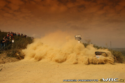Kimi Räikkönen - Kaj Lindström
45º Vodafone Rally de Portugal 2011. Citroën DS3 WRC (BF-660-XB). Clasificado 7º.
Ice 1 Racing

Del 24 al 27 de Marzo, Lisboa, Faro.
Superficie: tierra.

El Rally constaba de 3 etapas con un total de 1363.55 km de los que 385.37 km divididos en 17 tramos eran cronometrados.

Tomaron la salida 71 equipos, finalizaro 38.

© Monica Parisotto

Palabras clave: Citroen;WRC;Portugal;2011