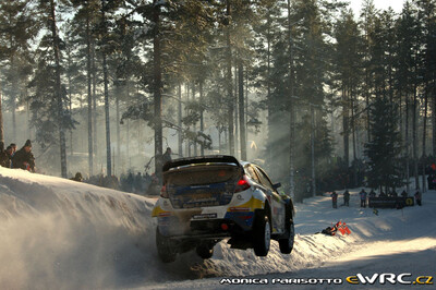 Per-Gunnar Andersson - Emil Axelsson
59º Rally Sweden 2011. Ford Fiesta RS WRC (PX60 AVN). Clasificado 7º.

Del 10 al 13 de Febrero, Karlstad.
Superficie: nieve - hielo.

El Rally constaba de 3 etapas con un total de 2059.89 km de los que 351.24 km divididos en 22 tramos eran cronometrados.

Tomaron la salida 45 equipos, finalizaron 34.

© Monica Parisotto

Palabras clave: Ford;Fiesta;WRC;Suecia;2011