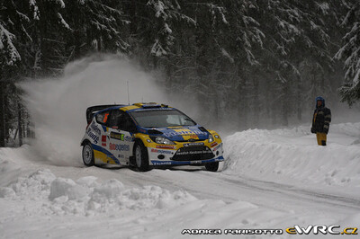 Per-Gunnar Andersson - Emil Axelsson
59º Rally Sweden 2011. Ford Fiesta RS WRC (PX60 AVN). Clasificado 7º.

Del 10 al 13 de Febrero, Karlstad.
Superficie: nieve - hielo.

El Rally constaba de 3 etapas con un total de 2059.89 km de los que 351.24 km divididos en 22 tramos eran cronometrados.

Tomaron la salida 45 equipos, finalizaron 34.

© Monica Parisotto

Palabras clave: Ford;Fiesta;WRC;Suecia;2011