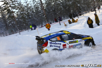 Per-Gunnar Andersson - Emil Axelsson
59º Rally Sweden 2011. Ford Fiesta RS WRC (PX60 AVN). Clasificado 7º.

Del 10 al 13 de Febrero, Karlstad.
Superficie: nieve - hielo.

El Rally constaba de 3 etapas con un total de 2059.89 km de los que 351.24 km divididos en 22 tramos eran cronometrados.

Tomaron la salida 45 equipos, finalizaron 34.

© Nikos Katikis

Palabras clave: Ford;Fiesta;WRC;Suecia;2011