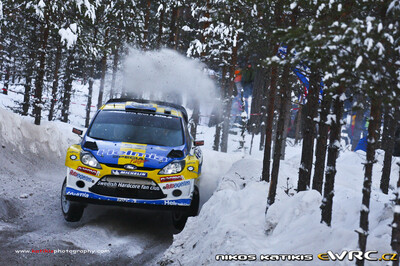 Per-Gunnar Andersson - Emil Axelsson
59º Rally Sweden 2011. Ford Fiesta RS WRC (PX60 AVN). Clasificado 7º.

Del 10 al 13 de Febrero, Karlstad.
Superficie: nieve - hielo.

El Rally constaba de 3 etapas con un total de 2059.89 km de los que 351.24 km divididos en 22 tramos eran cronometrados.

Tomaron la salida 45 equipos, finalizaron 34.

© Nikos Katikis

Palabras clave: Ford;Fiesta;WRC;Suecia;2011
