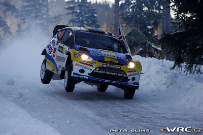 Per-Gunnar Andersson - Emil Axelsson
59º Rally Sweden 2011. Ford Fiesta RS WRC (PX60 AVN). Clasificado 7º.

Del 10 al 13 de Febrero, Karlstad.
Superficie: nieve - hielo.

El Rally constaba de 3 etapas con un total de 2059.89 km de los que 351.24 km divididos en 22 tramos eran cronometrados.

Tomaron la salida 45 equipos, finalizaron 34.

© Petr Eliáš

Palabras clave: Ford;Fiesta;WRC;Suecia;2011