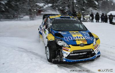 Per-Gunnar Andersson - Emil Axelsson
59º Rally Sweden 2011. Ford Fiesta RS WRC (PX60 AVN). Clasificado 7º.

Del 10 al 13 de Febrero, Karlstad.
Superficie: nieve - hielo.

El Rally constaba de 3 etapas con un total de 2059.89 km de los que 351.24 km divididos en 22 tramos eran cronometrados.

Tomaron la salida 45 equipos, finalizaron 34.

© Petr Sagner

Palabras clave: Ford;Fiesta;WRC;Suecia;2011