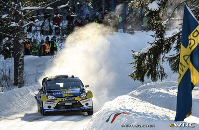 Per-Gunnar Andersson - Emil Axelsson
59º Rally Sweden 2011. Ford Fiesta RS WRC (PX60 AVN). Clasificado 7º.

Del 10 al 13 de Febrero, Karlstad.
Superficie: nieve - hielo.

El Rally constaba de 3 etapas con un total de 2059.89 km de los que 351.24 km divididos en 22 tramos eran cronometrados.

Tomaron la salida 45 equipos, finalizaron 34.

© Petr Sagner

Palabras clave: Ford;Fiesta;WRC;Suecia;2011