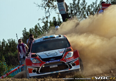 Federico Villagra - Jorge Perez Companc
45º Vodafone Rally de Portugal 2011. Ford Fiesta RS WRC (PX60 AVO). Clasificado 8º.
Munchi's Ford WRT

Del 24 al 27 de Marzo, Lisboa, Faro.
Superficie: tierra.

El Rally constaba de 3 etapas con un total de 1363.55 km de los que 385.37 km divididos en 17 tramos eran cronometrados.

Tomaron la salida 71 equipos, finalizaro 38.

© Robert Tuchowski

Palabras clave: Ford;Fiesta;WRC;Portugal;2011