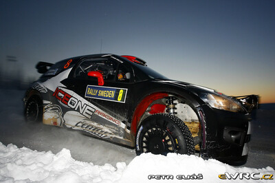 Kimi Räikkönen - Kaj Lindström
59º Rally Sweden 2011. Citroën DS3 WRC (BF-660-XB). Clasificado 8º.
Ice 1 Racing

Del 10 al 13 de Febrero, Karlstad.
Superficie: nieve - hielo.

El Rally constaba de 3 etapas con un total de 2059.89 km de los que 351.24 km divididos en 22 tramos eran cronometrados.

Tomaron la salida 45 equipos, finalizaron 34.

© Petr Eliáš

Palabras clave: Citroen;WRC;Suecia;2011