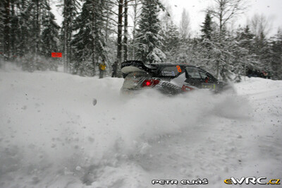 Kimi Räikkönen - Kaj Lindström
59º Rally Sweden 2011. Citroën DS3 WRC (BF-660-XB). Clasificado 8º.
Ice 1 Racing

Del 10 al 13 de Febrero, Karlstad.
Superficie: nieve - hielo.

El Rally constaba de 3 etapas con un total de 2059.89 km de los que 351.24 km divididos en 22 tramos eran cronometrados.

Tomaron la salida 45 equipos, finalizaron 34.

© Petr Eliáš

Palabras clave: Citroen;WRC;Suecia;2011