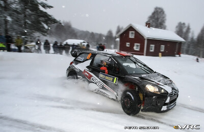 Kimi Räikkönen - Kaj Lindström
59º Rally Sweden 2011. Citroën DS3 WRC (BF-660-XB). Clasificado 8º.
Ice 1 Racing

Del 10 al 13 de Febrero, Karlstad.
Superficie: nieve - hielo.

El Rally constaba de 3 etapas con un total de 2059.89 km de los que 351.24 km divididos en 22 tramos eran cronometrados.

Tomaron la salida 45 equipos, finalizaron 34.

© Petr Sagner

Palabras clave: Citroen;WRC;Suecia;2011