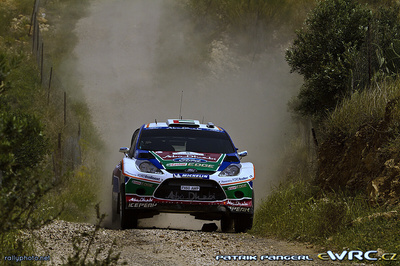 Khalid Al-Qassimi - Michael Orr
3º Jordan Rally WRC 2011. Ford Fiesta RS WRC (PX60 AWP). Clasificado 8º.
Team Abu Dhabi

Del 14 al 16 de Abril, Jordania.
Superficie: tierra.

El Rally constaba de 3 etapas con un total de 935.41 km de los que 333.04 km divididos en 20 tramos eran cronometrados.
La primera etapa (6 tramos en total) fue cancelada debido a un retraso en el transporte del equipamiento de los equipos. 

Tomaron la salida 36 equipos, finalizaron 23.

© Patrik Pangerl

Palabras clave: Ford;Fiesta;WRC;Jordania;2011