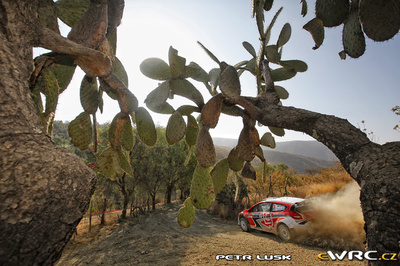 Federico Villagra - Jorge Perez Companc
8º Rally Guanajuato Mexico 2011. Ford Fiesta RS WRC (PX60 AVO). Clasificado 9º.
Munchi's Ford WRT

Del 3 al 6 de Marzo, León.
Superficie: tierra.

El Rally constaba de 3 etapas con un total de 1031.3 km de los que 365.34 km divididos en 22 tramos eran cronometrados.

Tomaron la salida 24 equipos, finalizaron 17.

© Petr Lusk

Palabras clave: Ford;Fiesta;WRC;Mexico;2011