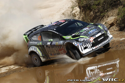 Ken Block - Alessandro Gelsomino
8º Rally Guanajuato Mexico 2011. Ford Fiesta RS WRC (PX60 AUV). Clasificado 12º.
Monster WRT

Del 3 al 6 de Marzo, León.
Superficie: tierra.

El Rally constaba de 3 etapas con un total de 1031.3 km de los que 365.34 km divididos en 22 tramos eran cronometrados.

Tomaron la salida 24 equipos, finalizaron 17.

© Petr Lusk

Palabras clave: Ford;Fiesta;WRC;Mexico;2011