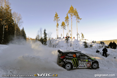 Ken Block - Alessandro Gelsomino
59º Rally Sweden 2011. Ford Fiesta RS WRC (PX60 AUV). Clasificado 14º.
Monster WRT

Del 10 al 13 de Febrero, Karlstad.
Superficie: nieve - hielo.

El Rally constaba de 3 etapas con un total de 2059.89 km de los que 351.24 km divididos en 22 tramos eran cronometrados.

Tomaron la salida 45 equipos, finalizaron 34.

© Greg Roslon

Palabras clave: Ford;Fiesta;WRC;Suecia;2011