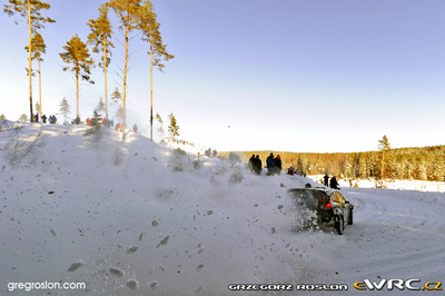Ken Block - Alessandro Gelsomino
59º Rally Sweden 2011. Ford Fiesta RS WRC (PX60 AUV). Clasificado 14º.
Monster WRT

Del 10 al 13 de Febrero, Karlstad.
Superficie: nieve - hielo.

El Rally constaba de 3 etapas con un total de 2059.89 km de los que 351.24 km divididos en 22 tramos eran cronometrados.

Tomaron la salida 45 equipos, finalizaron 34.

© Greg Roslon

Palabras clave: Ford;Fiesta;WRC;Suecia;2011