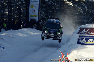 Ken Block - Alessandro Gelsomino
59º Rally Sweden 2011. Ford Fiesta RS WRC (PX60 AUV). Clasificado 14º.
Monster WRT

Del 10 al 13 de Febrero, Karlstad.
Superficie: nieve - hielo.

El Rally constaba de 3 etapas con un total de 2059.89 km de los que 351.24 km divididos en 22 tramos eran cronometrados.

Tomaron la salida 45 equipos, finalizaron 34.

© Petr Eliáš

Palabras clave: Ford;Fiesta;WRC;Suecia;2011