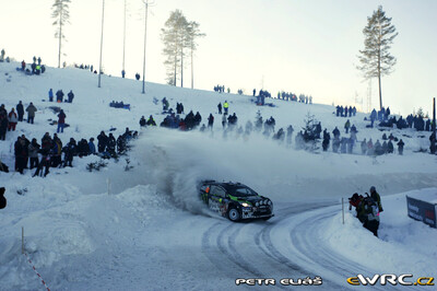 Ken Block - Alessandro Gelsomino
59º Rally Sweden 2011. Ford Fiesta RS WRC (PX60 AUV). Clasificado 14º.
Monster WRT

Del 10 al 13 de Febrero, Karlstad.
Superficie: nieve - hielo.

El Rally constaba de 3 etapas con un total de 2059.89 km de los que 351.24 km divididos en 22 tramos eran cronometrados.

Tomaron la salida 45 equipos, finalizaron 34.

© Petr Eliáš

Palabras clave: Ford;Fiesta;WRC;Suecia;2011