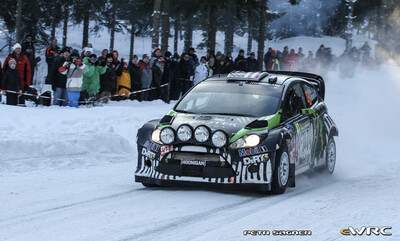 Ken Block - Alessandro Gelsomino
59º Rally Sweden 2011. Ford Fiesta RS WRC (PX60 AUV). Clasificado 14º.
Monster WRT

Del 10 al 13 de Febrero, Karlstad.
Superficie: nieve - hielo.

El Rally constaba de 3 etapas con un total de 2059.89 km de los que 351.24 km divididos en 22 tramos eran cronometrados.

Tomaron la salida 45 equipos, finalizaron 34.

© Petr Sagner

Palabras clave: Ford;Fiesta;WRC;Suecia;2011